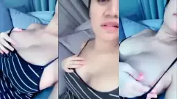 Alondra Santai Sambil Meremas Payudara Dan Memamerkan Puting Yang Menggoda