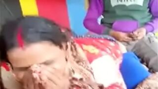 Sopir Truk Tua Menggila-gilakan Pelacur Desi Di Dalam Kabinnya