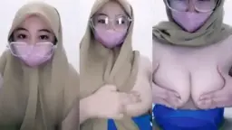 Ukhti Pake Hijab Kacamata, Sengaja Nunjukin Toket Montok.