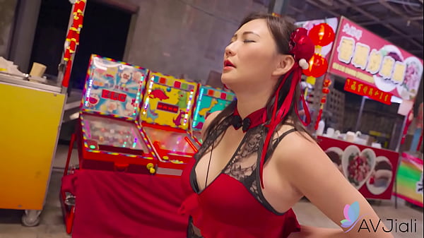Cewek China Mio Digenjot Di Pasar Malam, Bikin Makin Basah Lihatnya.
