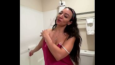 ساشا بتستحمى عارية وتبل جسمها بلذة مثيرة