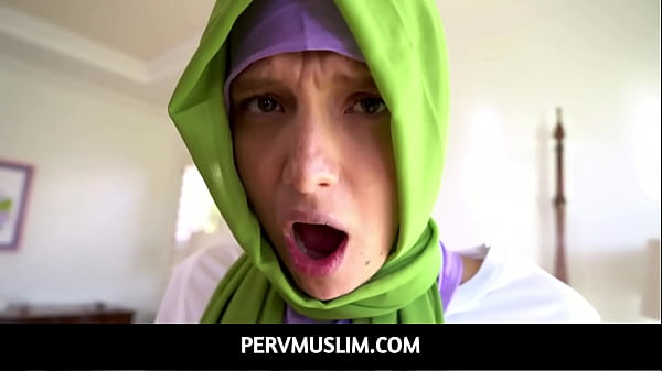 Hijab Sialan Izzy Lush Melanggar Aturan, Goyang-goyang Bikin Makin Panas.