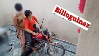Goyangan Panas Di Atas Motor Bareng Teman, Suara Hindi Bikin Greget