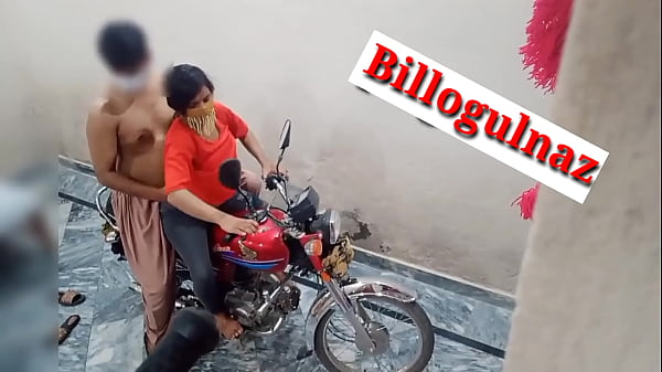 Goyangan Panas Di Atas Motor Bareng Teman, Suara Hindi Bikin Greget