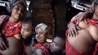 Cewek Bangladesh Lagi Enak-enak Nyusu Tetangga, Sampe Keluar Semua Isepannya.
