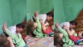 Ibu-ibu Bayar Kontrakan Sama Tuan Kos Sambil Mainin Kontol.