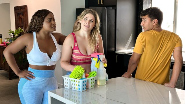 Realita Raja – Ibu Mertua Bikin Threesome Mandi Kampus, Ngewe Panas