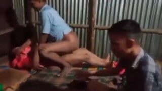Tiga Bocah Kampung Ngewein Pelacur Murahan Bareng-bareng Di Video Mesum Mms