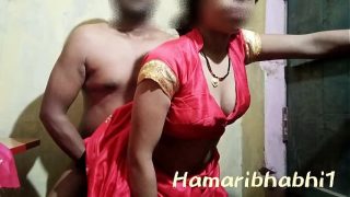 Desi Istri Kampung Digebrak Pake Saree Merah Panas, Ngeces Liat Kontol Besar.