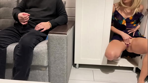 Ibu Tiri Ngintip Anak Tiri Nonton Bokep Sambil Col*i, Lalu Dia Bobok Dia.