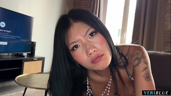 Dia Grebek Adik Tiri Cina-nya Yang Lagi Kirim Foto Bugil!