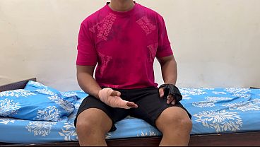 Ibu Tiri Bantu Anak Tiri Yang Luka Buat Mandi, Malah Godain Dia. Berujung Ngehisap Kontolnya, Sebelum Digenjot Keras.