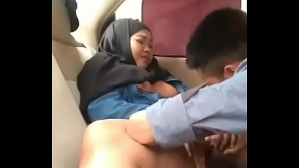 Cewek Hijab Di Mobil Lagi Mesra-mesraan Sama Pacarnya