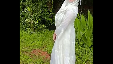 Nunjukin Pantat Hijabku Di Luar, Bikin Makin Greget.