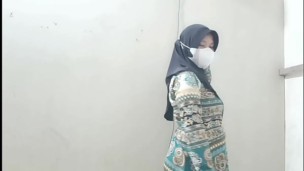 Ngentotin Istri Tetangga Pas Suaminya Cabut Ke Kantor, Enak Banget Rasanya.