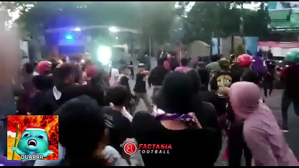 Baku Hantam Suporter Liga Indonesia Part 1 (persik Vs Psim) – Gila, Bodi Panas Sampai Berkeringat Liat, Sensasi Erotis Di Lapangan!