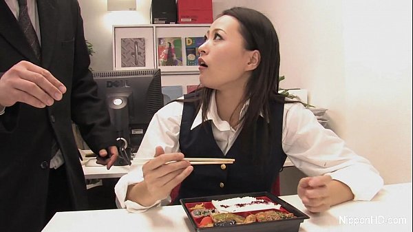 Cewek Kantor Jepang Ngewe Mulut Di Meja Kerja