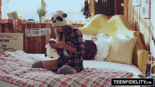 Anak Tiri Shyla Ryder Dapet Kejutan Kental Dari Bokap Tiri Di Dalam Memeknya