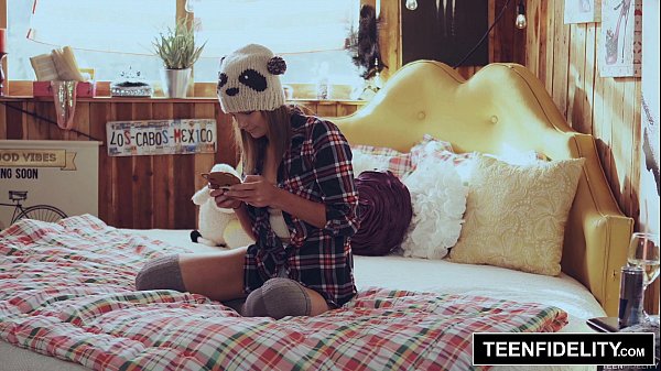 Anak Tiri Shyla Ryder Dapet Kejutan Kental Dari Bokap Tiri Di Dalam Memeknya
