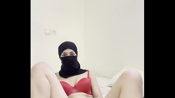 Cewek Arab Berjilbab Niqab Ngocok Sampai Basah, Mainin Memek, Gosok Klitoris, Fantasi Panas Sendiri