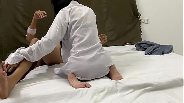 Malam-malam, Adik Tiri Telanjang Dan Langsung Naik Ke Kontol Gede Gue.
