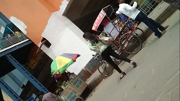 Desi Cewek, Siap Manjain Lo Sampe Lemes