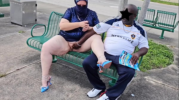 Hijab Muslim Emak-emak Montok Ngajak Orang Asing Di Halte Bus, Ngecrot Dua Kali Di Bibir Memek Gede Tembemnya (di Luar Ruangan) Bbw Ssbbw.