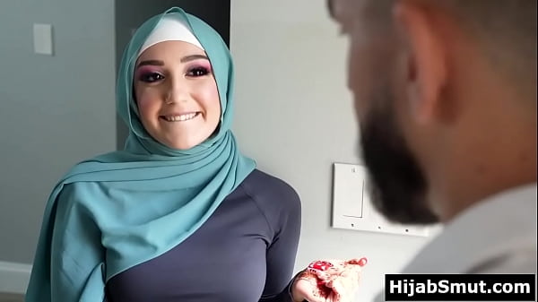Gadis Muda Berjilbab Digembleng Pelatih Sepak Bolanya, Makin Sering Latihan Makin Panas Suasana.