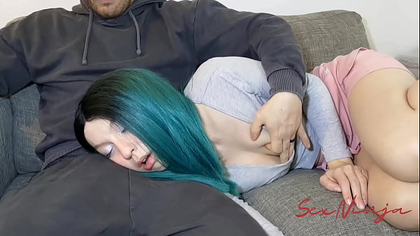 Gue Cuma Pengen Rebahan Di Pangkuan Kakak Tiri Biar Bisa Tidur, Tapi Malah Bikin Anget-anget.