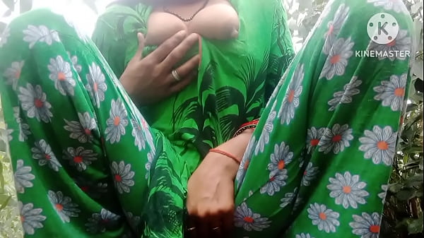 Indian Desi Jungle Mein Bhabhi Jaakar Apna Chuut Ka Paani Nikaala