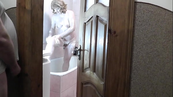 Anak Tiri Rela Mandi, Bokap Tiri Ngintip, Colokin Kontol, Muncrat Di Bawah Pintu Kamar Mandi. Papa Tiri.