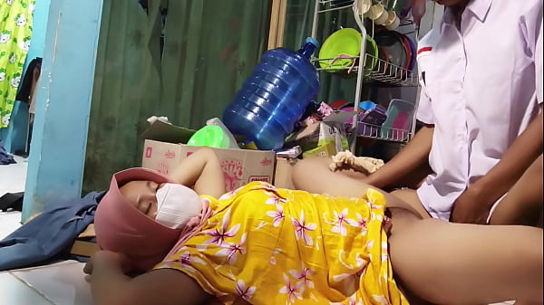 Dirayu Ngewe Ibu Tiri Pas Mau Berangkat Sekolah, Makin Panas Saking Gregetnya.