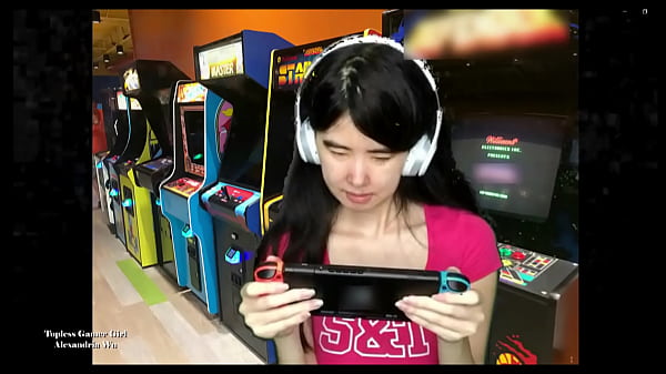 Cewek Gamer Asia Pamer Dada Montok Sambil Main Game