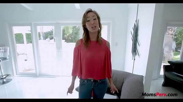 Ibu Tiri Cina Digenjot Kontol Putih Keras Dari Anak Tiri!