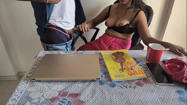 Desi Indian Bhabhi Lagi Kerja Di Kantor, Gua Todong Langsung Ngentot Habis-habisan.