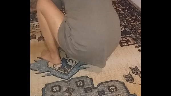 Olgun Türk Kadını, Tül çorabıyla Sürtünerek Halıyı ıslatıyor.