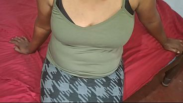 Wanita Asia Sendirian, Lagi Santai Sambil Bikin Pikiran Nakal Melayang.