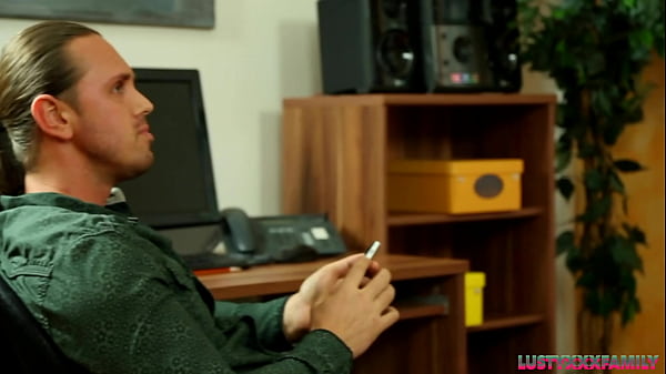 Ngentot Si Jalir Pirang Horny Sama Kakak Tirinya Di Kantor