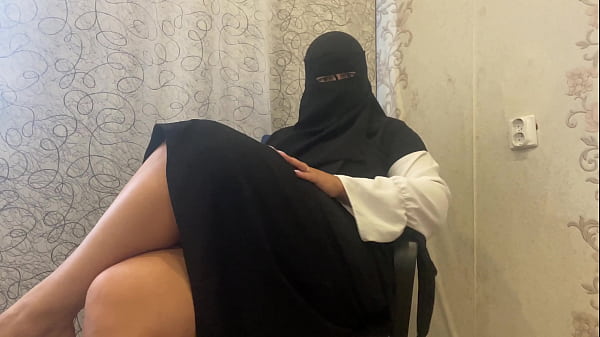 Ibu Tiri Hijab Arab Lagi Colmek Sambil Ngeliatin Kontol.