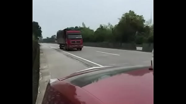Pria China Dan Pacarnya Main Di Mobil Pinggir Jalan Tol, Nafsu Menggebu-gebu