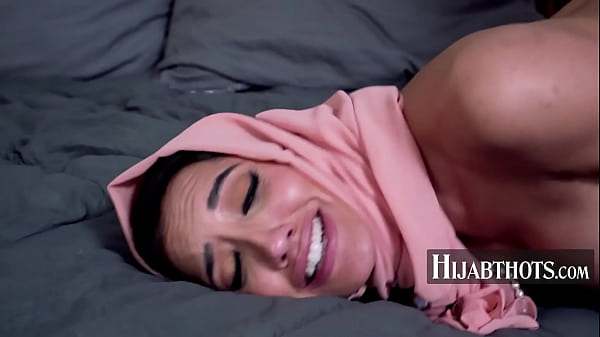 Goyangin Pantat Chloe Amour, Siap Digebukin Malam Ini.