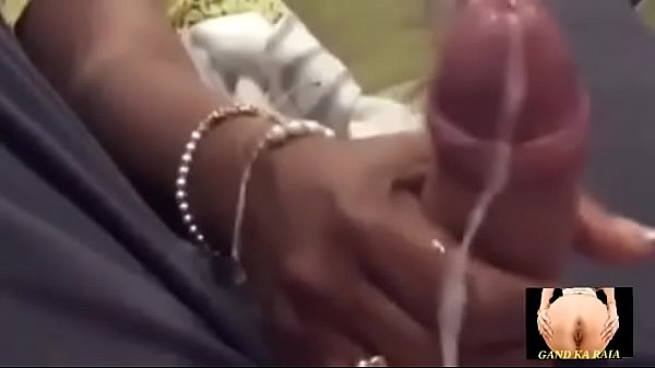 Tangan Ibu India Yang Lembut Bikin Kontol Keras Sampai Crot