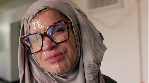 Hijab Cosplay – Ibu Bule Nungging Digojlok Kontol