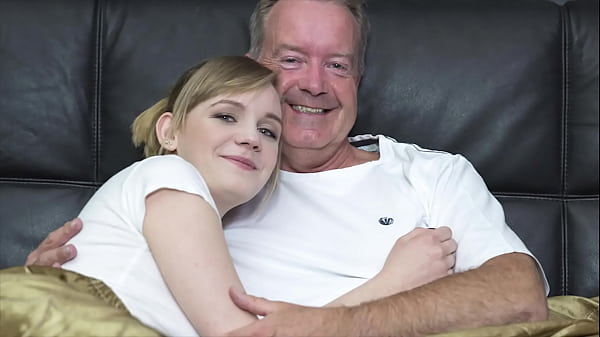 Blonde Seksi Nungging Siap Digenjot Kontol Gede Kakek Tua