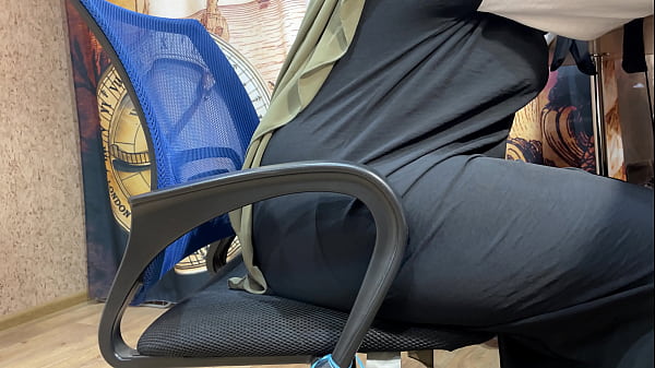 Wanita Arab Berhijab Mainin Memeknya Lewat Celana Dalam Sambil Kerja.