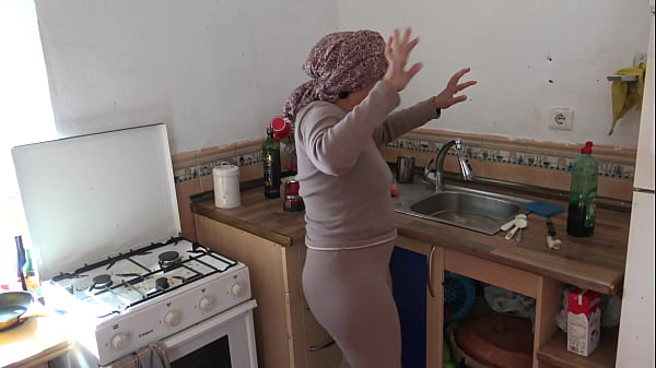 Pembantu Turki Kaget Setengah Mati Pas Gue Keluarin Kontol Gede Di Dapur.