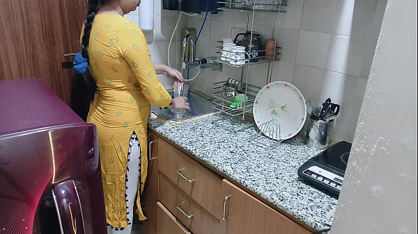 Aku Temukan Ibu Tiri Yang Lagi Horny Di Dapur – Crot Di Hindi