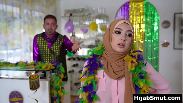 Gadis Jilbab Polos Pertama Kali Ngewe Pacarnya Di Kamar Kos