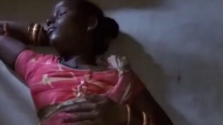 Adivasi Cewek Melepas Saree, Bokong Dan Memeknya Kelihatan Semua