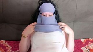 مصريه نار تتساحق مع تلاتة رجالة فحول سكس عربي جديد